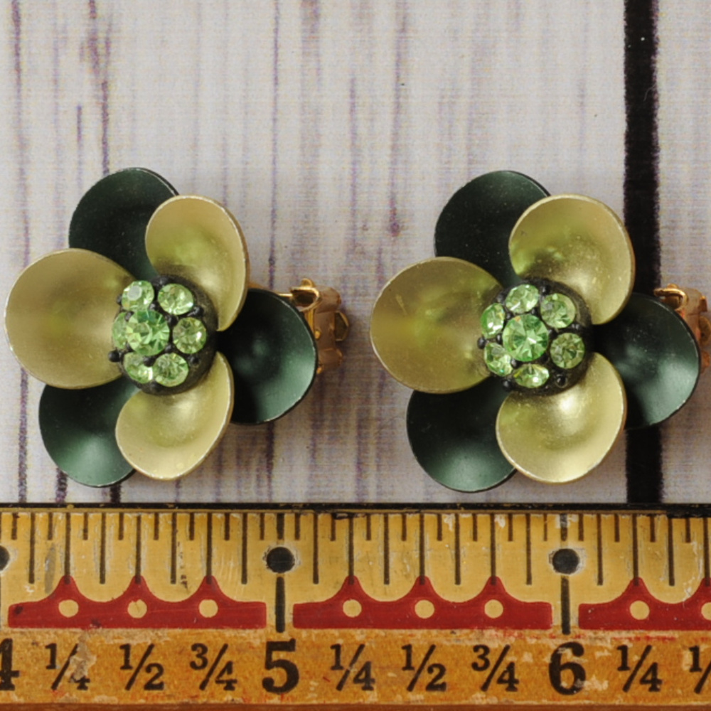 SOLD vintage green rhinestone flower clip earrings - Picture 5 of 8